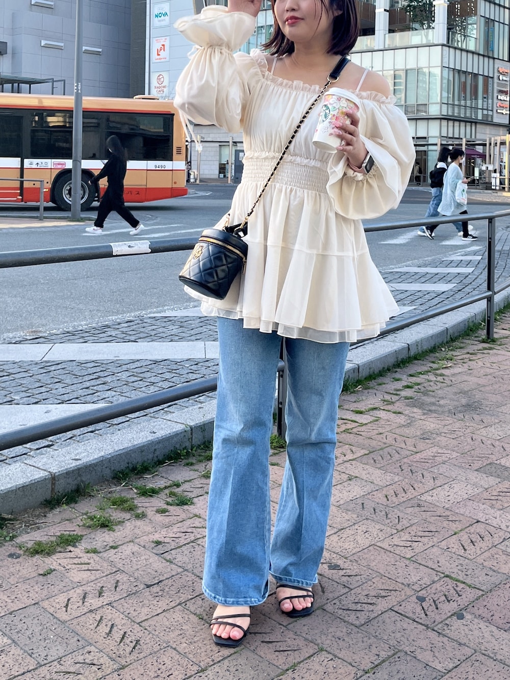 「デニム、チュニック、春服コーデ、フェミニン、春服、ブラウス、春のNewスタイル」｜「one after another NICE CLAUPの美脚ストレッチデニム（デニムパンツ、ブルー系）」を使った、いけだまいかさん（レディース・153cm）の春コーディネートの1枚目の写真