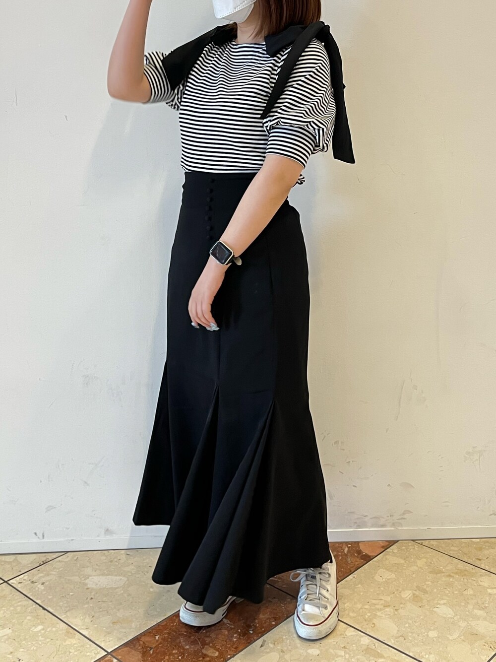 ブラック系のTシャツ/カットソー、ブラック系のスカートを着用したレディースの春コーディネートの1枚目の写真