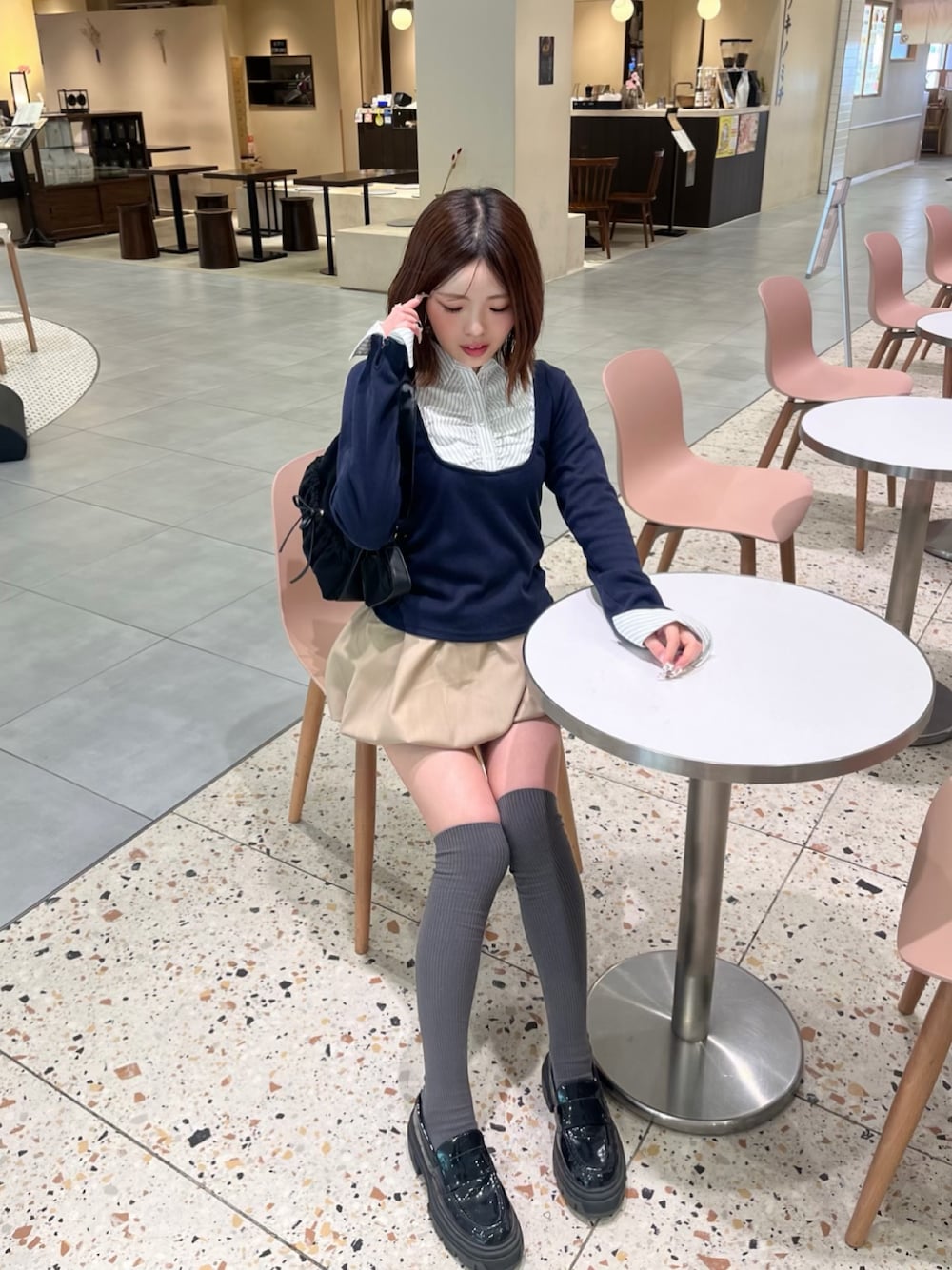 ブルー系のTシャツ/カットソー、ベージュ系のスカートを着用したレディースの春コーディネートの1枚目の写真