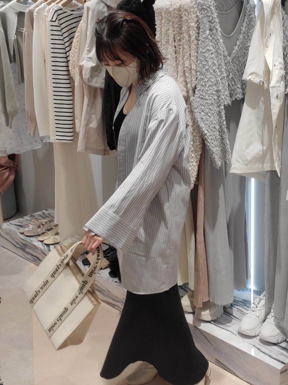 「カジュアルコーデ、大人カジュアル、#春コーデ、大人女子、大人コーデ、ゆるコーデ、ワンピース、シャツスタイル、シャツ、ブラック、ブラックコーデ、シャツコーデ、羽織り、着回しコーデ、着まわしコーデ」｜「one after another NICE CLAUPの【先行販売】マルチウェイセットワンピース（ワンピース、ブラック系）」を使った、尾上綾乃さん（レディース・156cm）の春コーディネートの1枚目の写真