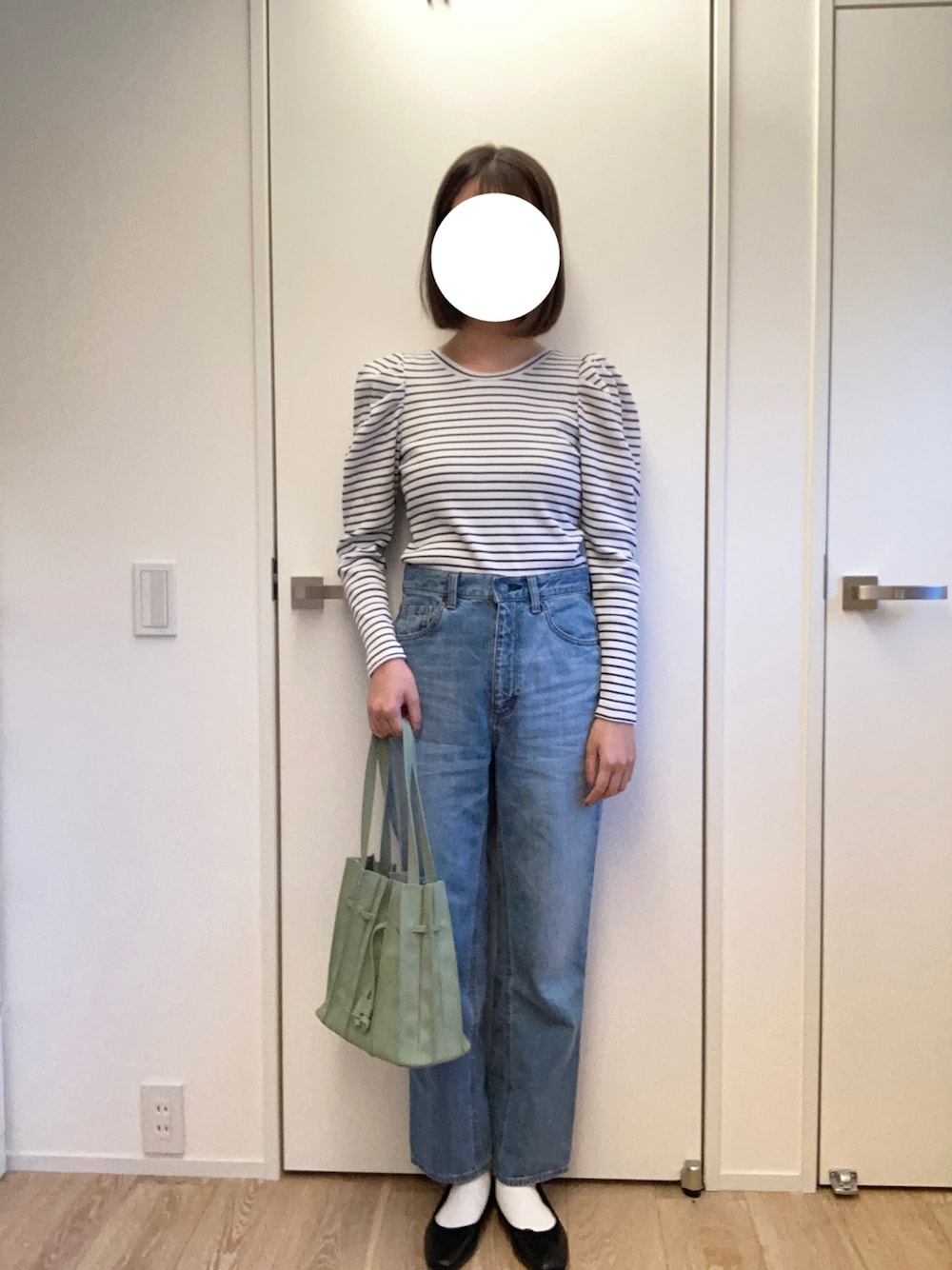 「GU、GUコーデ、デニムパンツ、ジーンズ、プチプラコーデ、シンプルコーデ」｜「GUのリブ2WAYボリュームスリーブT（Tシャツ/カットソー、ホワイト系）」を使った、oyasumiさん（レディース・164cm）の冬コーディネートの1枚目の写真