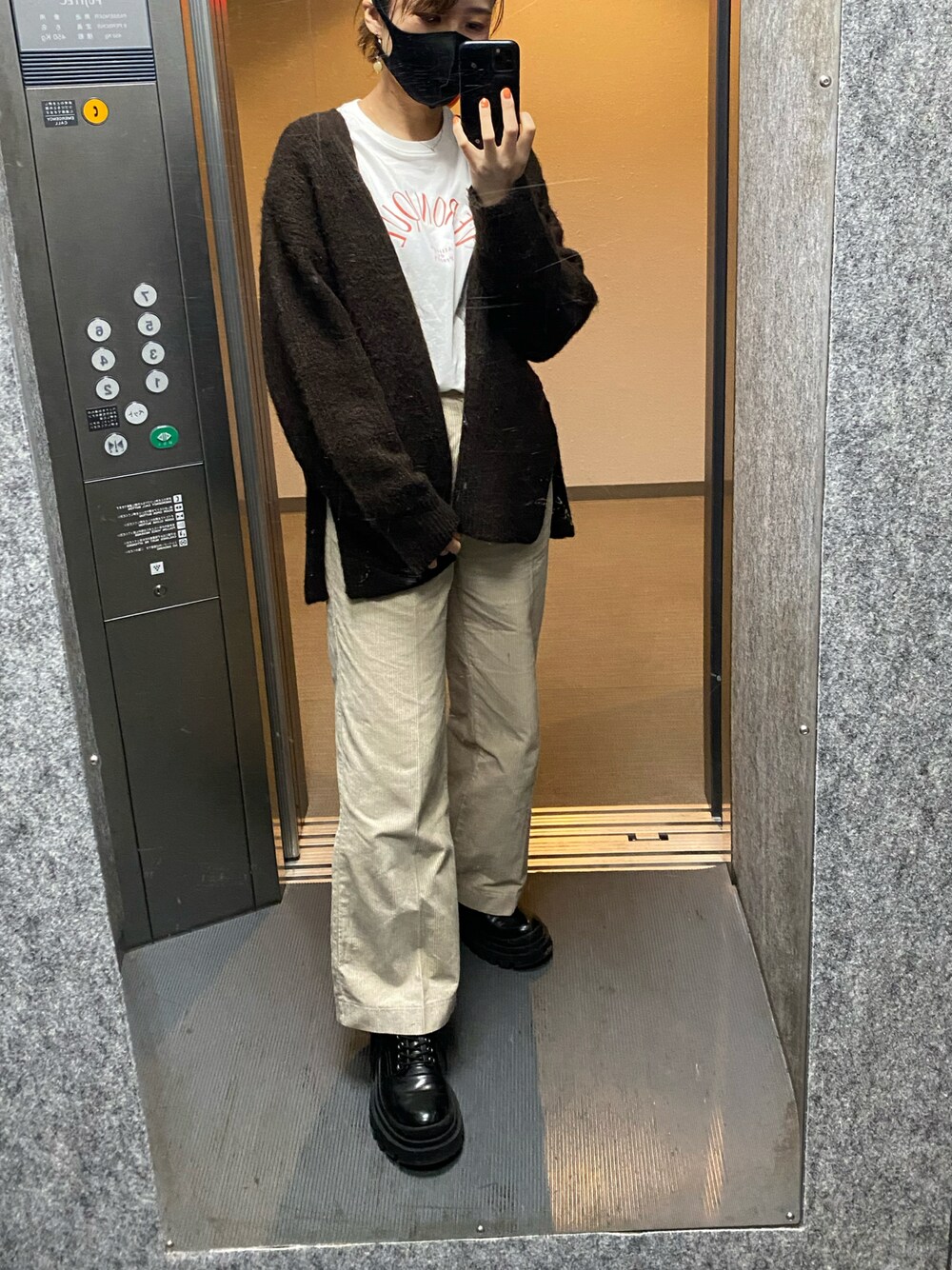 「コーデュロイパンツ、オーバーサイズカーディガン、ロゴT、ローファー」｜「ZARAのアイテム（ローファー、ブラック系）」を使った、tapaさん（レディース・161cm）の冬コーディネートの1枚目の写真