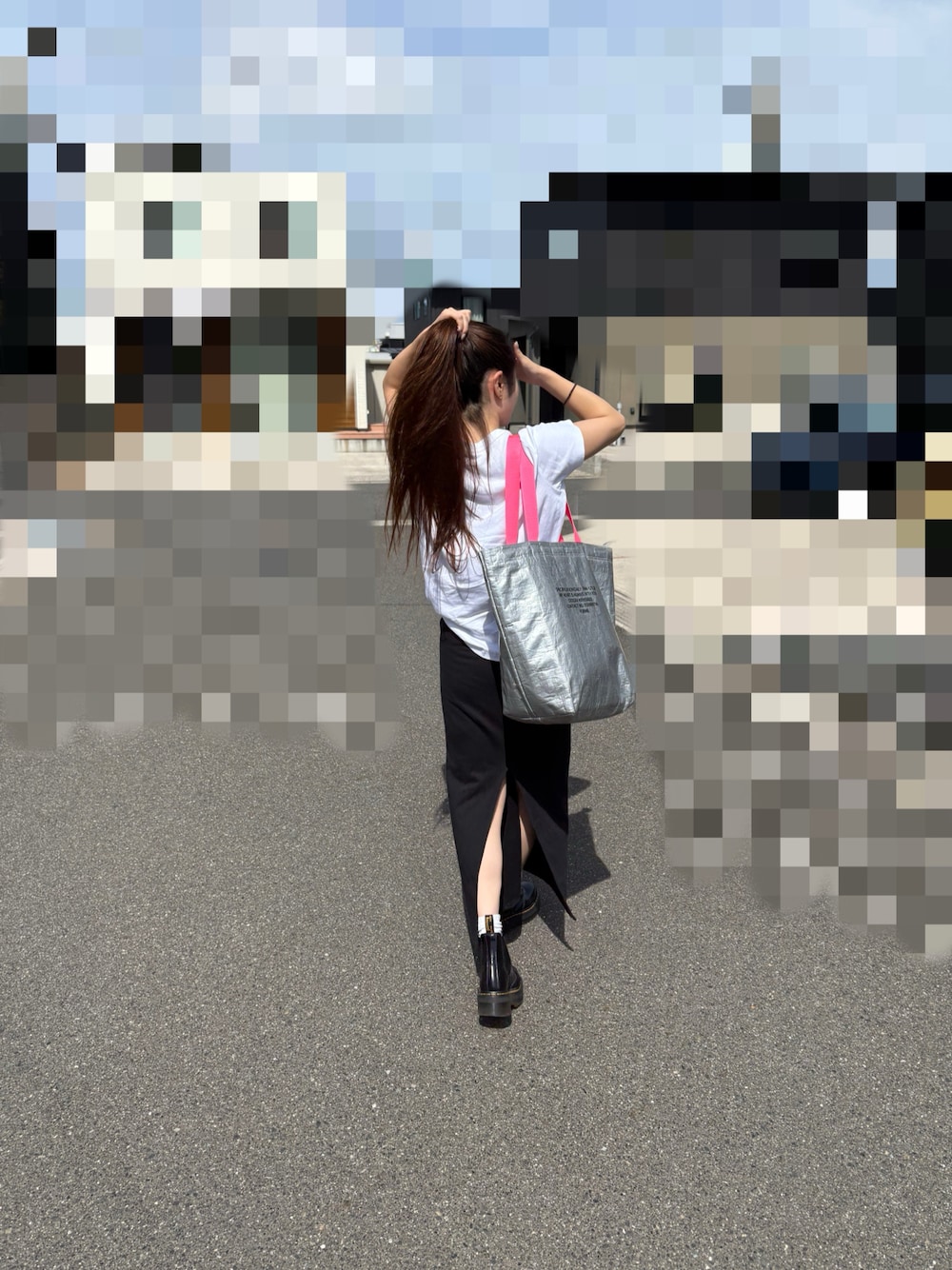 ブラック系のスカートを着用したレディースの秋コーディネートの1枚目の写真