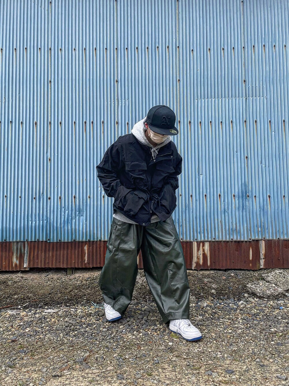 「NEW ERA、GU、クティール、NIKE AIR FORCE、グレーパーカー、カーゴパンツ、ブラック、グリーン、キャップ、ストリート」｜「NEW ERAのアイテム（キャップ、ブラック系）」を使った、たい【相互フォロー】さん（メンズ・165cm）の春コーディネートの1枚目の写真