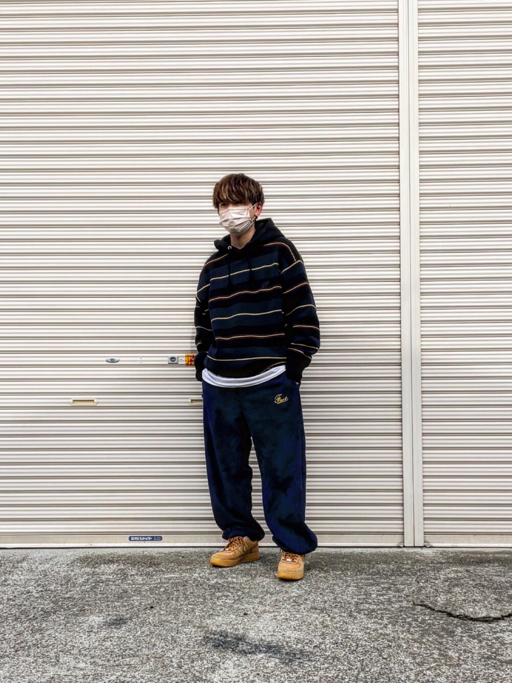 「フーズフーギャラリー(WHO'S WHO gallery)、ニット、ネイビー、NIKE AIR FORCE、パーカー、ニットパーカー、相互フォロー、GU、重ね着、ボーダーニット」｜「WHO'S WHO galleryの【KOOKY'N/クーキー】マルチボーダーニット/へビーウェイト（ニット/セーター、ブルー系）」を使った、たい【相互フォロー】さん（メンズ・165cm）の春コーディネートの1枚目の写真