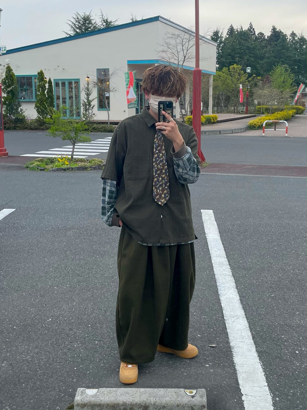 「ごきげんウィーク、休日コーデ、休日スタイル、クティール、オーバーサイズ、ネクタイ、シャツスタイル、チェック、エアフォースワン、グリーン、緑」｜「kutirのフェイクウールバルーンパンツ（その他パンツ、グリーン系）」を使った、たい【相互フォロー】さん（メンズ・165cm）の春コーディネートの1枚目の写真