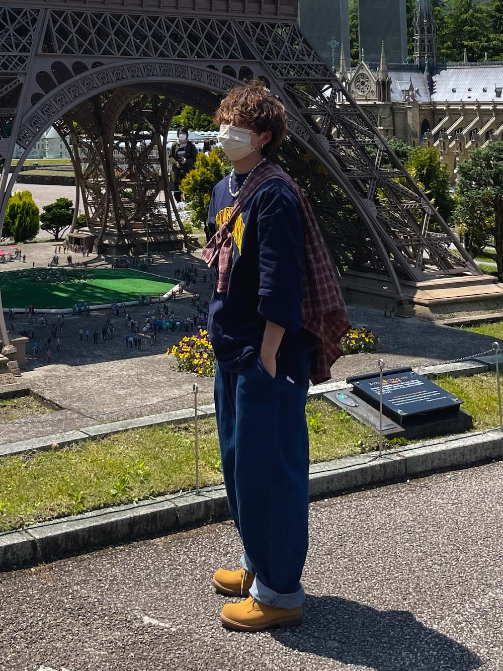 「ごきげんウィーク、春夏コーデ、フーズフーギャラリー(WHO'S WHO gallery)、シャツスタイル、たすき掛け、ネイビー、赤シャツ、Tシャツ、デニムパンツ、Tシャツコーデ、チェックシャツ、ブルー、相互フォロー」｜「WHO'S WHO galleryの【KOOKY'N/クーキー】刺繍viesityカレッジTEE（Tシャツ/カットソー、ブルー系）」を使った、たい【相互フォロー】さん（メンズ・165cm）の春コーディネートの1枚目の写真