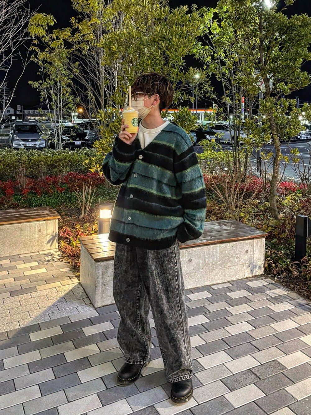 「今日のコーデ、大人カジュアル、休日コーデ、大人コーデ、カーディガン、デニム、Dr.Martens、フーズフーギャラリー(WHO'S WHO gallery)、adrer、グリーン、ブラック」｜「WHO'S WHO galleryの【KOOKY'N/クーキー】アルパカ混ボーダーモヘアライクカーディガン（カーディガン/ボレロ、ブラック系）」を使った、たい【相互フォロー】さん（メンズ・165cm）の春コーディネートの1枚目の写真