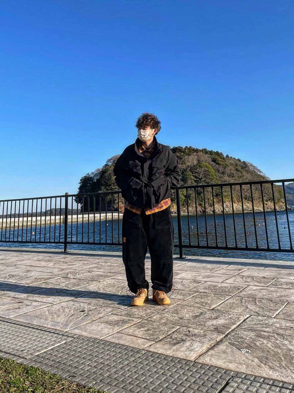 「休日スタイル、GU、黒コーデ、コーデュロイパンツ、レイヤード、チェックシャツ、ブラック、黄色、イエロー、イエロー×ブラック、NIKE AIR FORCE」｜「GUのアイテム（ジャケット/アウター、ブラック系）」を使った、たい【相互フォロー】さん（メンズ・165cm）の春コーディネートの1枚目の写真