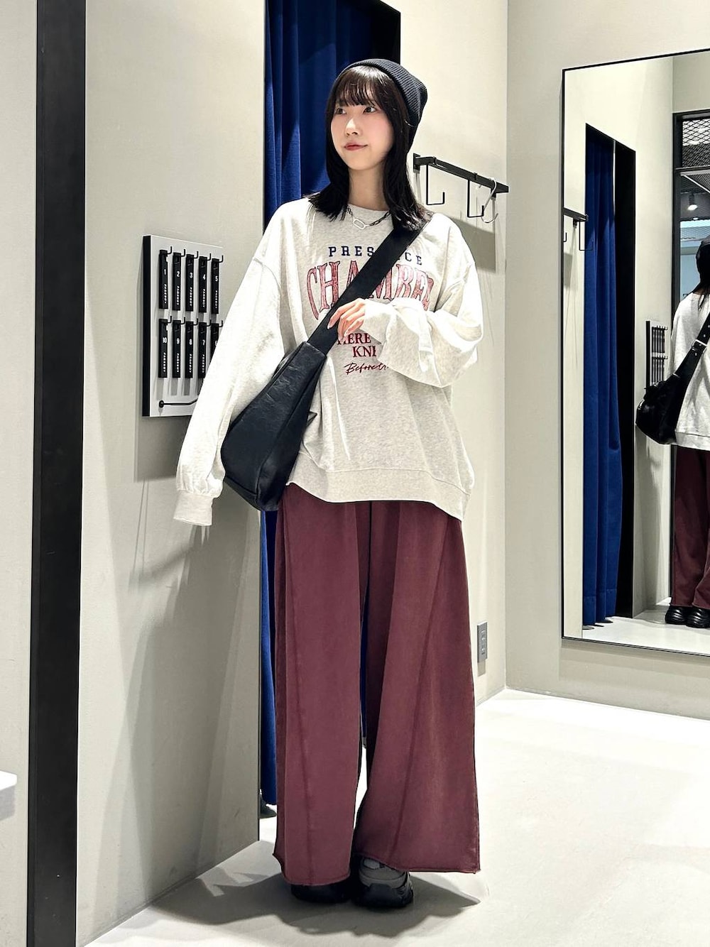 「高見え、きれいめ、モード、PAGEBOY、PBLIM、スウェット、スウェットパンツ、カジュアル、カジュアルコーデ、秋コーデ、秋冬新作、秋服準備はじめました」｜「PAGEBOYのプラットチャンキースニーカー（スニーカー、グレー系）」を使った、Risakoさん（レディース・164cm）の夏コーディネートの1枚目の写真