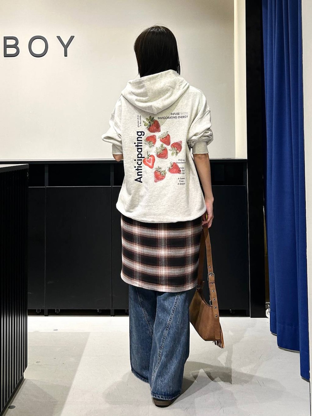 ベージュ系のショルダーバッグ、ブルー系のデニムパンツ、ブラウン系のシャツ/ブラウスを着用したレディースの夏コーディネートの1枚目の写真
