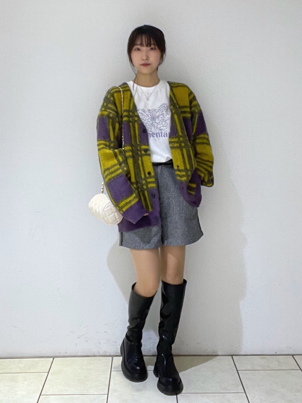 イエロー系のカーディガン/ボレロ、ホワイト系のTシャツ/カットソー、ブラック系のその他パンツを着用したレディースの冬コーディネートの1枚目の写真