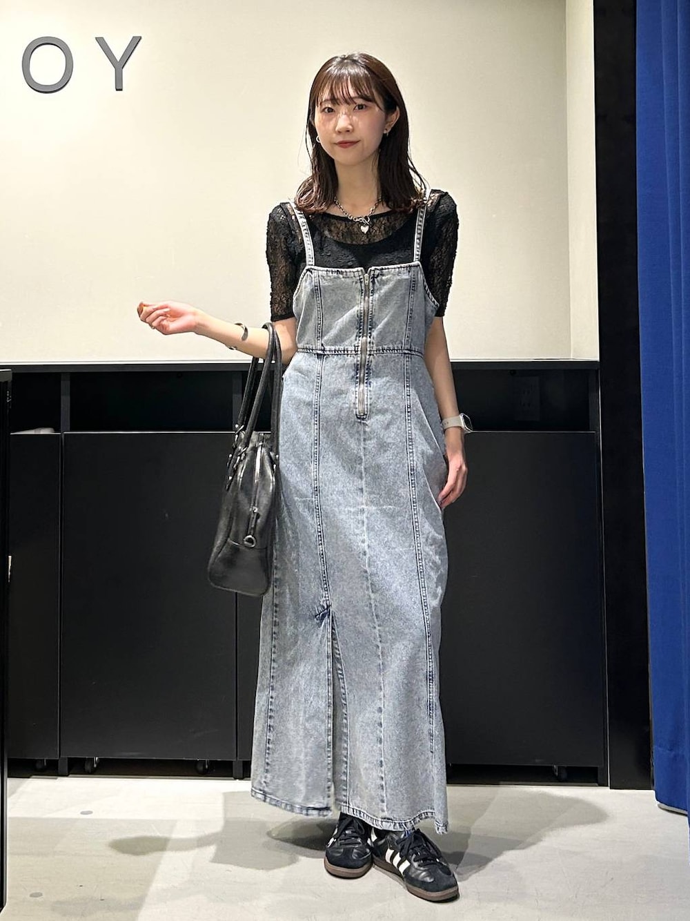 「PBLIM、高見え、きれいめ、モード、PAGEBOY、ワンピース、デニムワンピース、夏コーデ」｜「PBLIMの【PBLIM】2WAYボストンバッグ（ボストンバッグ、ブラック系）」を使った、Risakoさん（レディース・164cm）の春コーディネートの1枚目の写真
