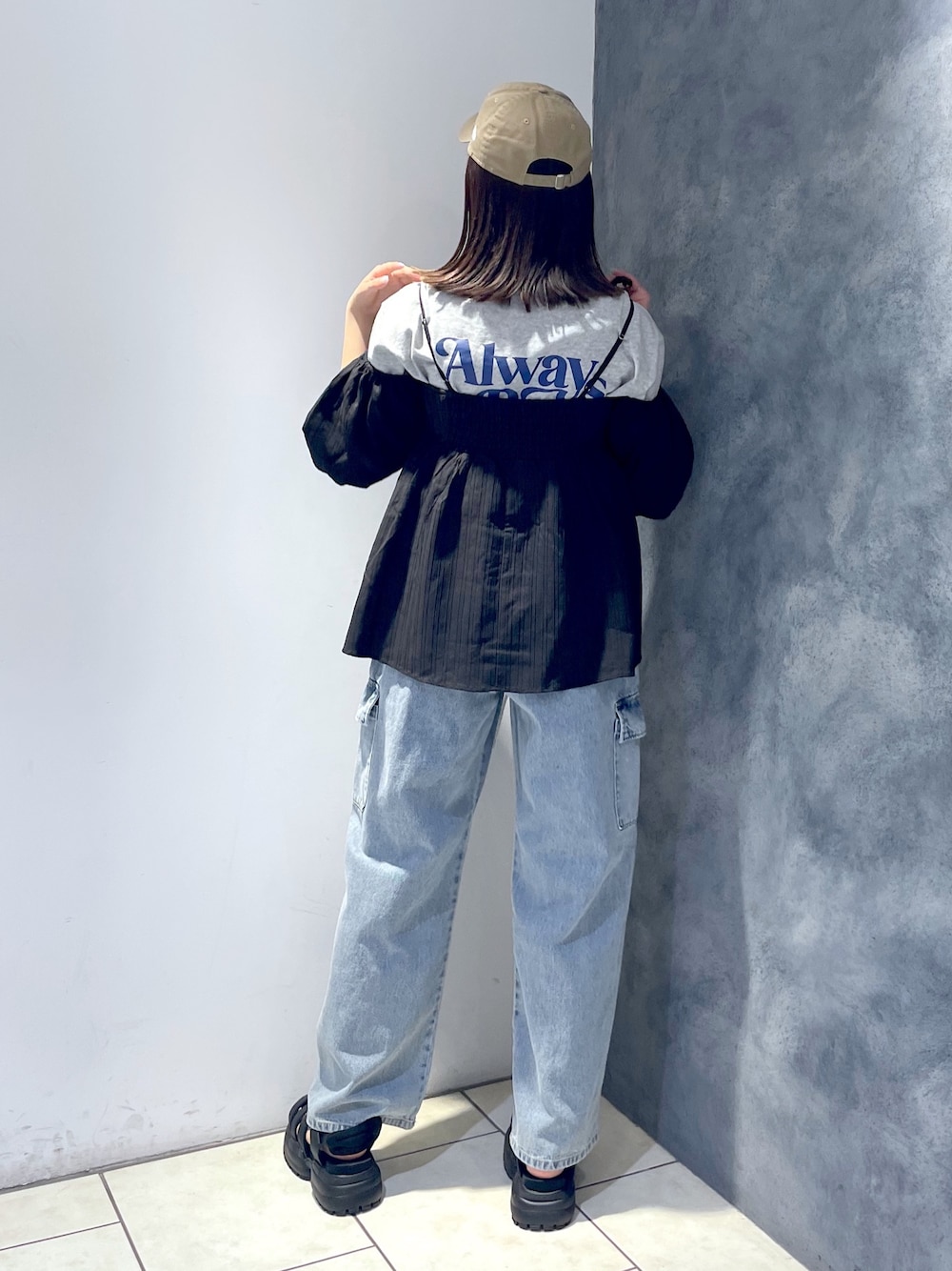 ブラック系のシャツ/ブラウス、グレー系のTシャツ/カットソー、ブルー系のデニムパンツを着用したレディースの春コーディネートの1枚目の写真