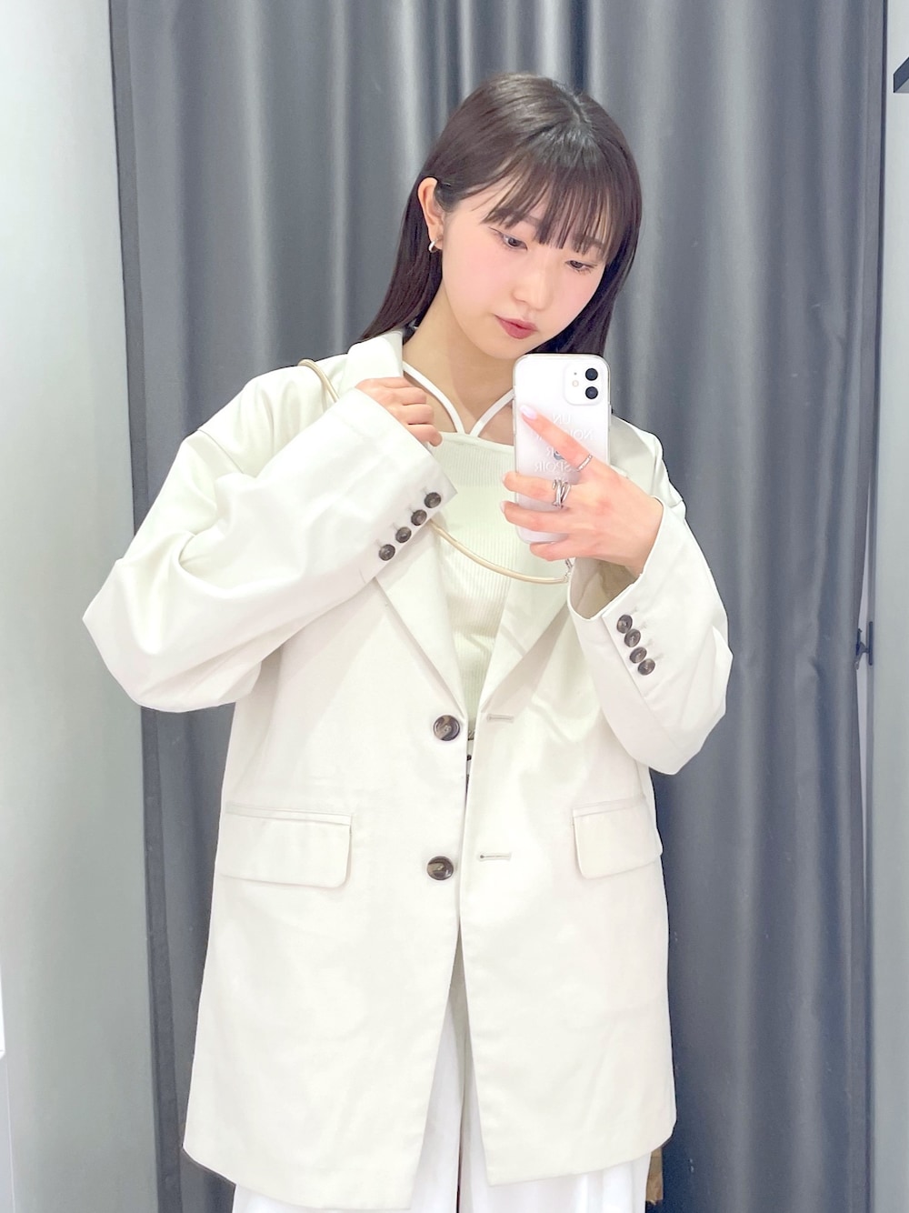 「ジャケット、オーバージャケット、デザイントップス、２WAYトップス、ワイドパンツ、ワントーンコーデ、ホワイトコーデ、春コーデ、休日スタイル、大人コーデ、大人かわいい、おでかけコーデ、キレイめ、オールホワイト、PAGEBOY」｜「PAGEBOYの2WAYスクエアネックTOPS（Tシャツ/カットソー、ホワイト系）」を使った、Risakoさん（レディース・164cm）の春コーディネートの1枚目の写真