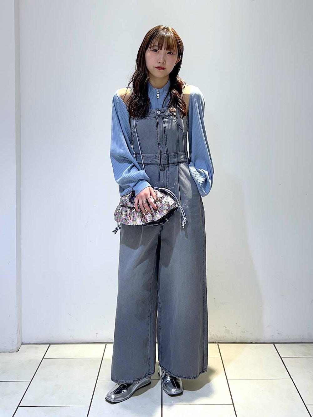 「高見え、きれいめ、モード、PAGEBOY、PBLIM、デニムパンツ、カジュアル、春コーデ、夏コーデ、骨格ウェーブ、骨格ウェーブ_PAGEBOY」｜「PAGEBOYのダブルZIPニットボレロSET（ニット/セーター、ブルー系）」を使った、Risakoさん（レディース・164cm）の春コーディネートの1枚目の写真