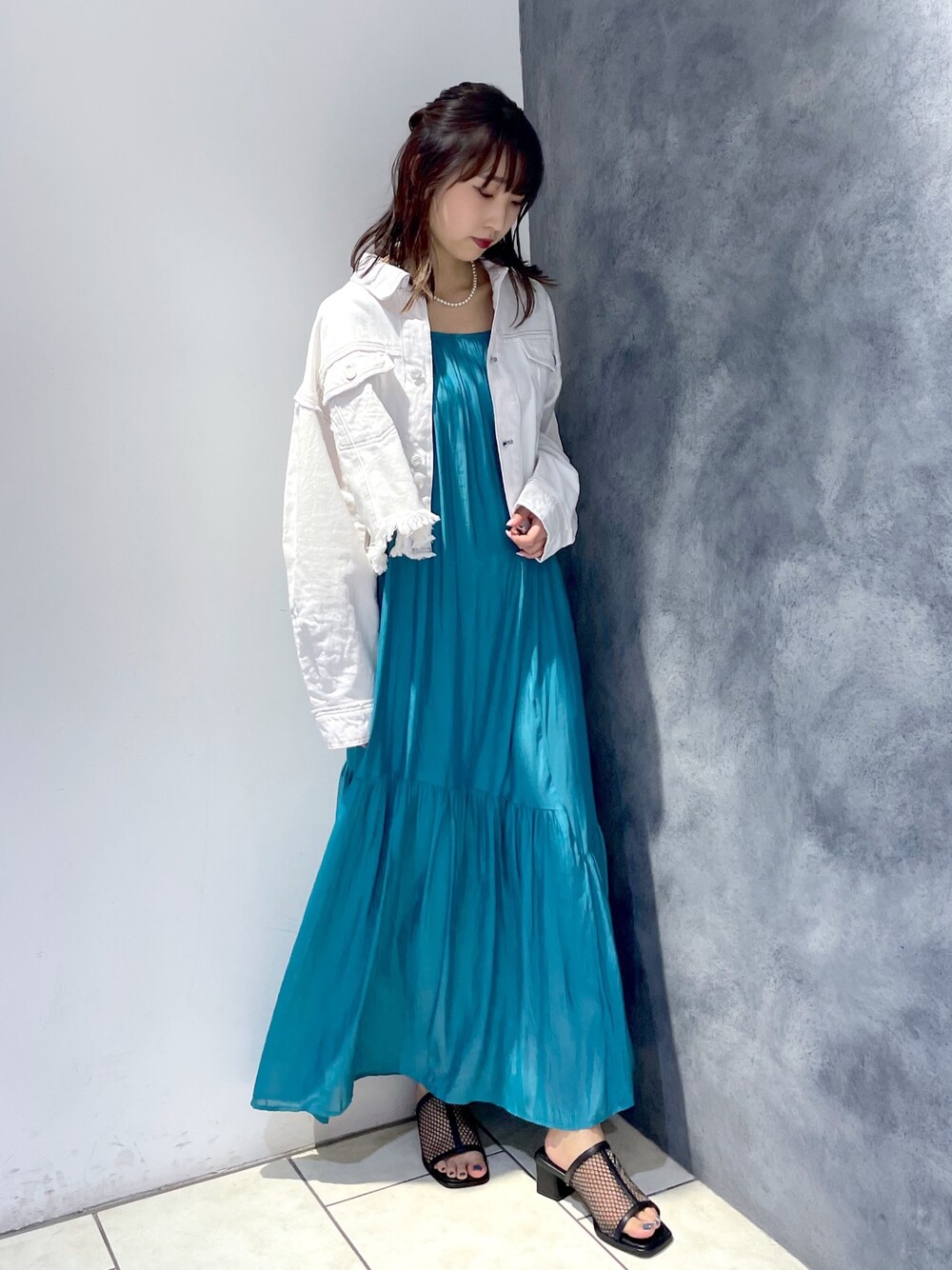 「ワンピース、カラーワンピース、キャミワンピ、キャミワンピース、Gジャン、サンダル、メッシュサンダル、カラーコーデ、夏コーデ、海コーデ、ワンピーススタイル、オトナカジュアル、お出かけコーデ、高身長女子、PAGEBOY」｜「PAGEBOYのティアードキャミワンピース（ワンピース、ブルー系）」を使った、Risakoさん（レディース・164cm）の春コーディネートの1枚目の写真