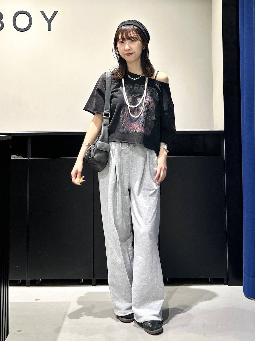 「モード、PAGEBOY、高見え、きれいめ、PBLIM、Tシャツ、夏コーデ、スウェット、スウェットパンツ、カジュアルコーデ」｜「PAGEBOYのZIPポケットBAG（ショルダーバッグ、ブラック系）」を使った、Risakoさん（レディース・164cm）の春コーディネートの1枚目の写真