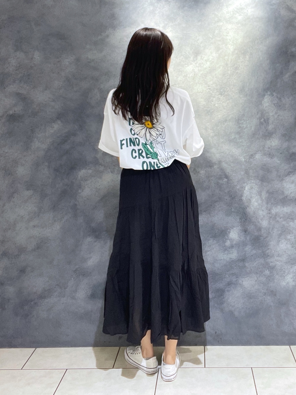 ブラック系のスカート、ホワイト系のTシャツ/カットソー、ホワイト系のショルダーバッグを着用したレディースの夏コーディネートの1枚目の写真