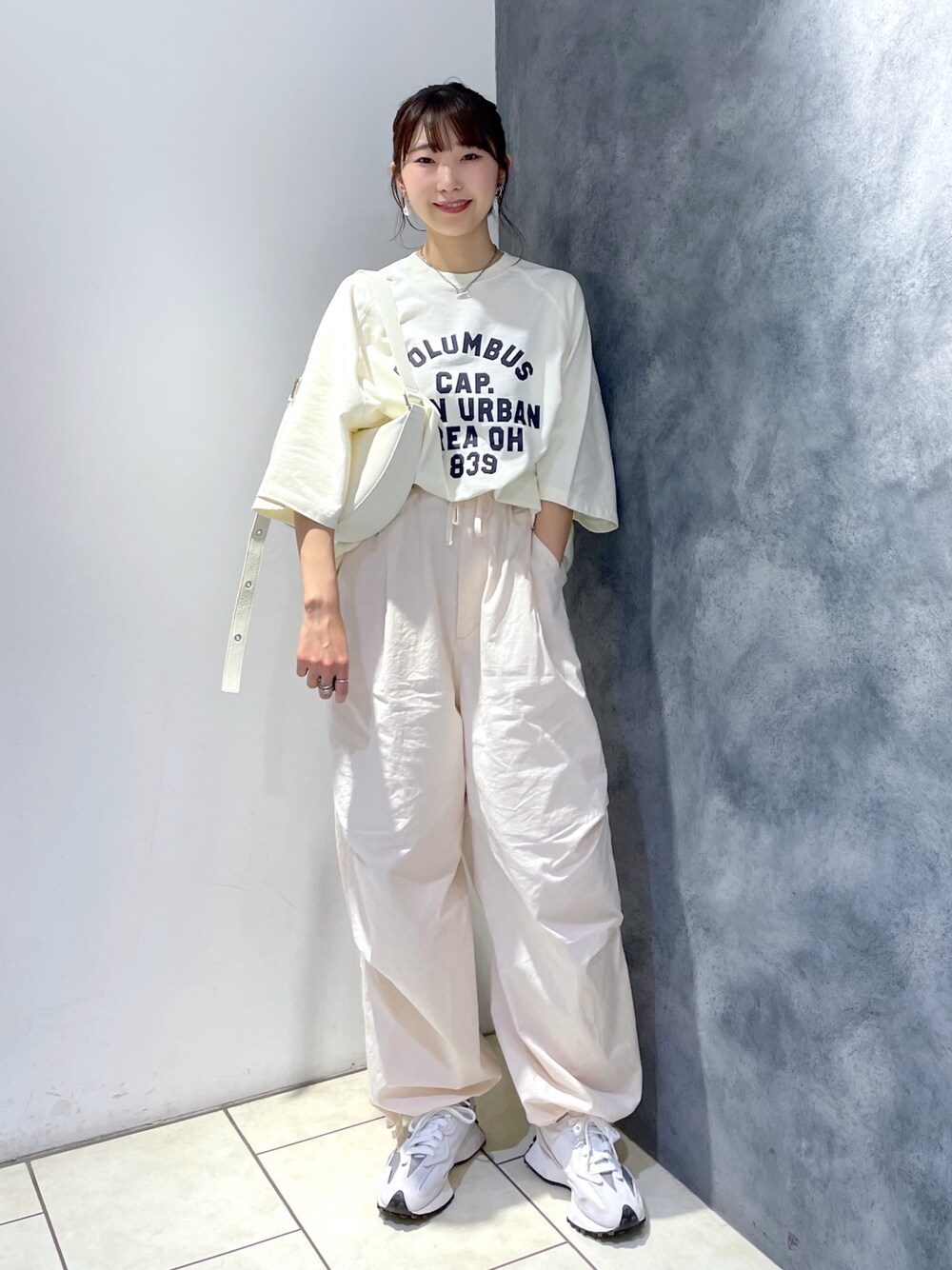 ベージュ系のスウェット、ホワイト系のその他パンツ、ホワイト系のバッグを着用したレディースの春コーディネートの1枚目の写真