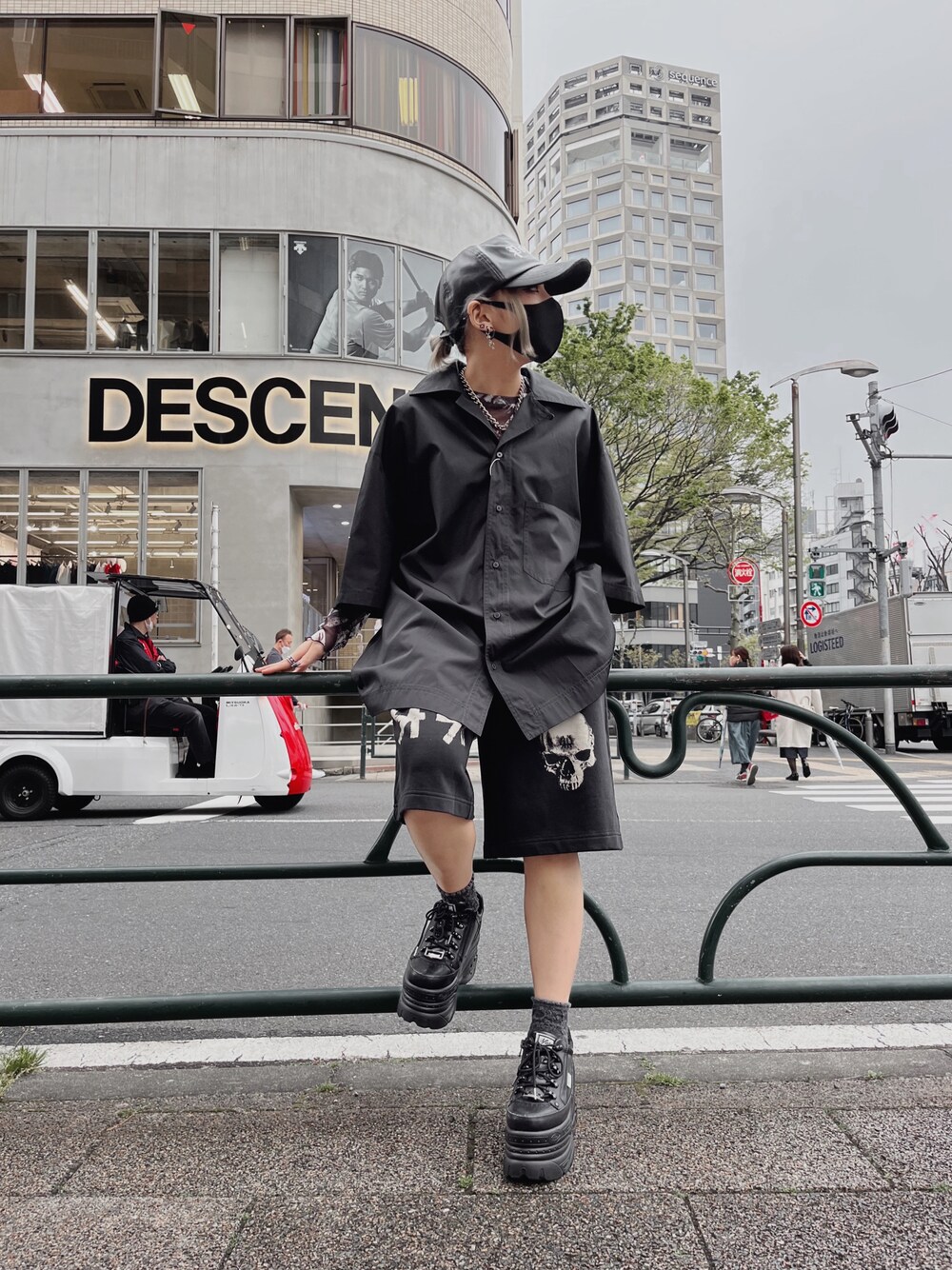 「44 LABEL GROUP、LEGENDA、ブラック、ポロシャツ、スウェット、ハーフパンツ、オールブラック、バックプリント、ootd、ROYAL FLASH、メンズライク、ストリート、ドクロ、キャップ、ラフ」｜「44 label groupのアイテム（ポロシャツ、ブラック系）」を使った、NOAさん（レディース・155cm）の春コーディネートの1枚目の写真