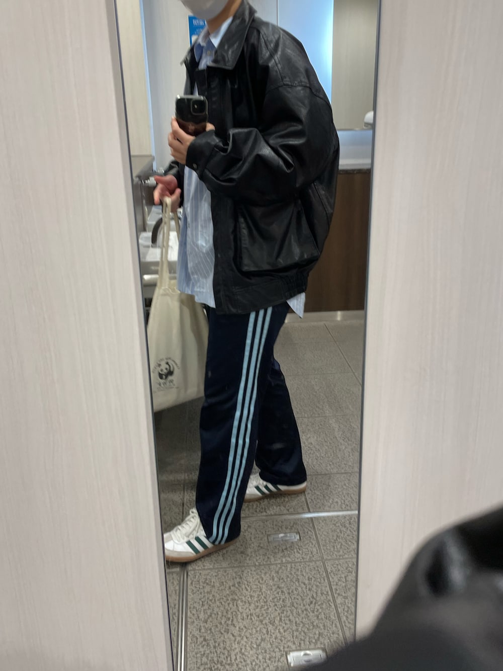 「adidas Originalsのアイテム（その他パンツ、ブルー系）」を使った、pojloさん（レディース・165cm）の秋コーディネートの1枚目の写真