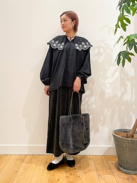 「RODE SKO（ロデスコ）のタッセル付フラッフィトートバッグ（トートバッグ）」を使った、すぎやまめぐみさん（レディース・163cm）の秋コーディネート