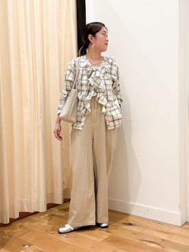 「URBAN RESEARCH DOORS（アーバンリサーチドアーズ）のチェックフリルブラウス（シャツ/ブラウス、ブラック系）」を使った、すぎやまめぐみさん（レディース・163cm）の春コーディネート