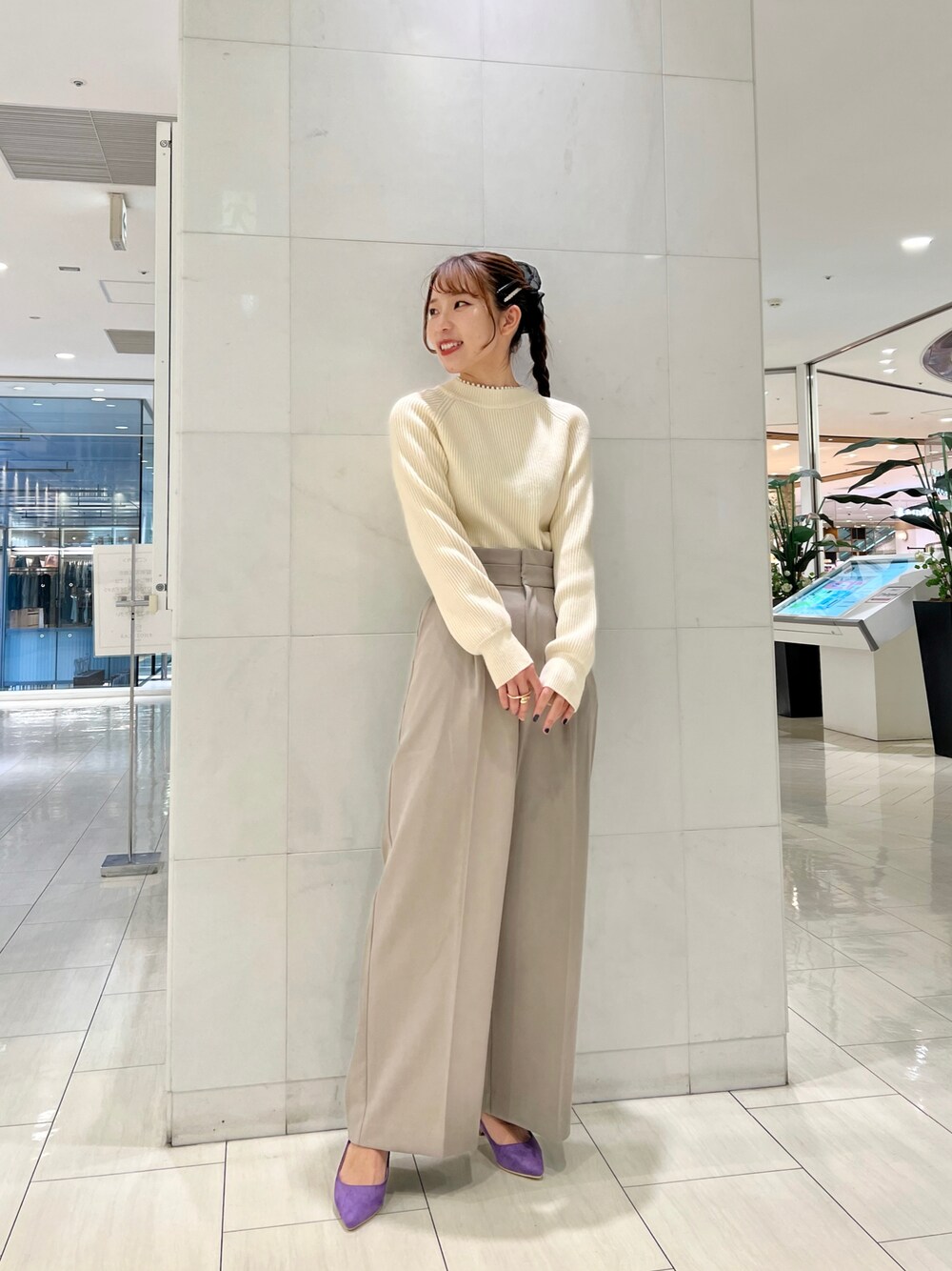 ホワイト系のニット/セーター、ベージュ系のその他パンツ、パープル系のパンプスを着用したレディースの冬コーディネートの1枚目の写真