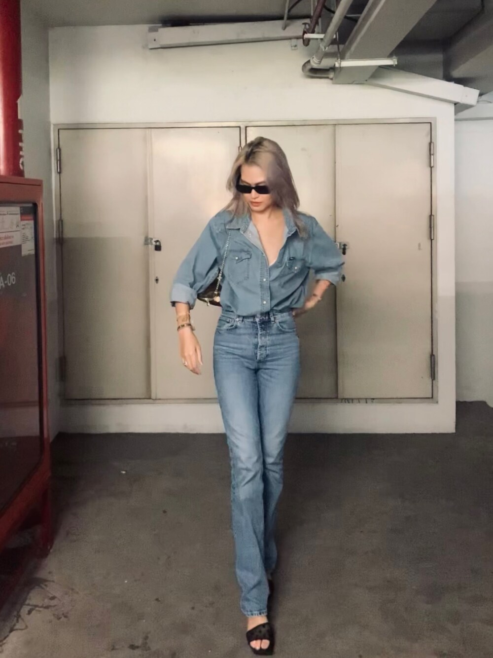 「summer、girl、VINTAGE、90's、denim、DENIMshirts、denimpants、highheels」｜「WranglerのWrangler別注ビッグウエスタンシャツ（シャツ/ブラウス、ブルー系）」を使った、Naphac Tae.さん（レディース・175cm）の春コーディネートの1枚目の写真