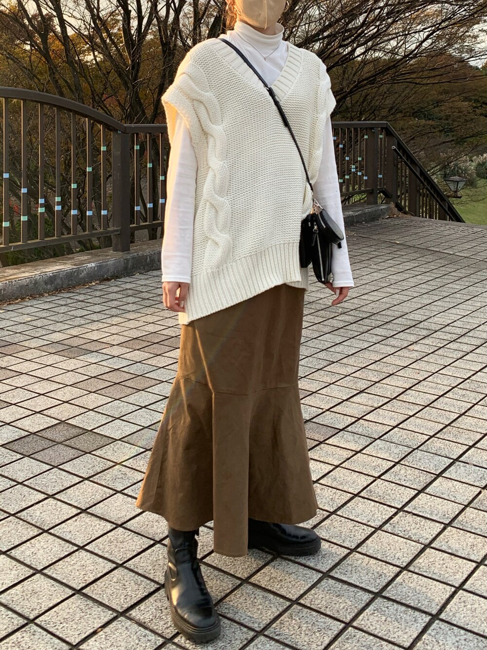 「秋のコーデ、ベスト、マーメイドスカート、厚底ブーツ、ロングスカート、ショルダーポーチ」｜「mysticのケーブルニットベスト（ベスト、ホワイト系）」を使った、hikaru.さん（レディース・164cm）の秋コーディネートの1枚目の写真