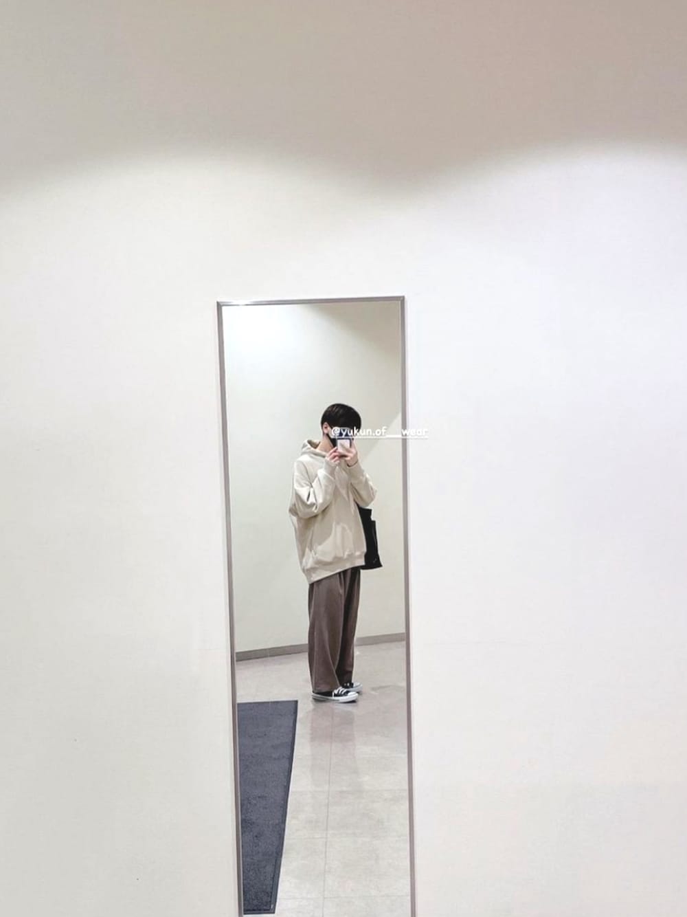 「シンプル、リラックススタイル、スニーカーコーデ、ユニクロ、大学生、冬コーデ、冬、パーカー、カーキ、グレージュ、ゆるコーデ、かわいい、バルーンパンツ、キレイめ、きれいめカジュアル」｜「CONVERSEのconverse コンバース ALL STAR OX オールスター OX 3216 BLACK(US)（スニーカー、ブラック系）」を使った、𝗬𝘂𝘂  🐇さん（メンズ・169cm）の春コーディネートの1枚目の写真