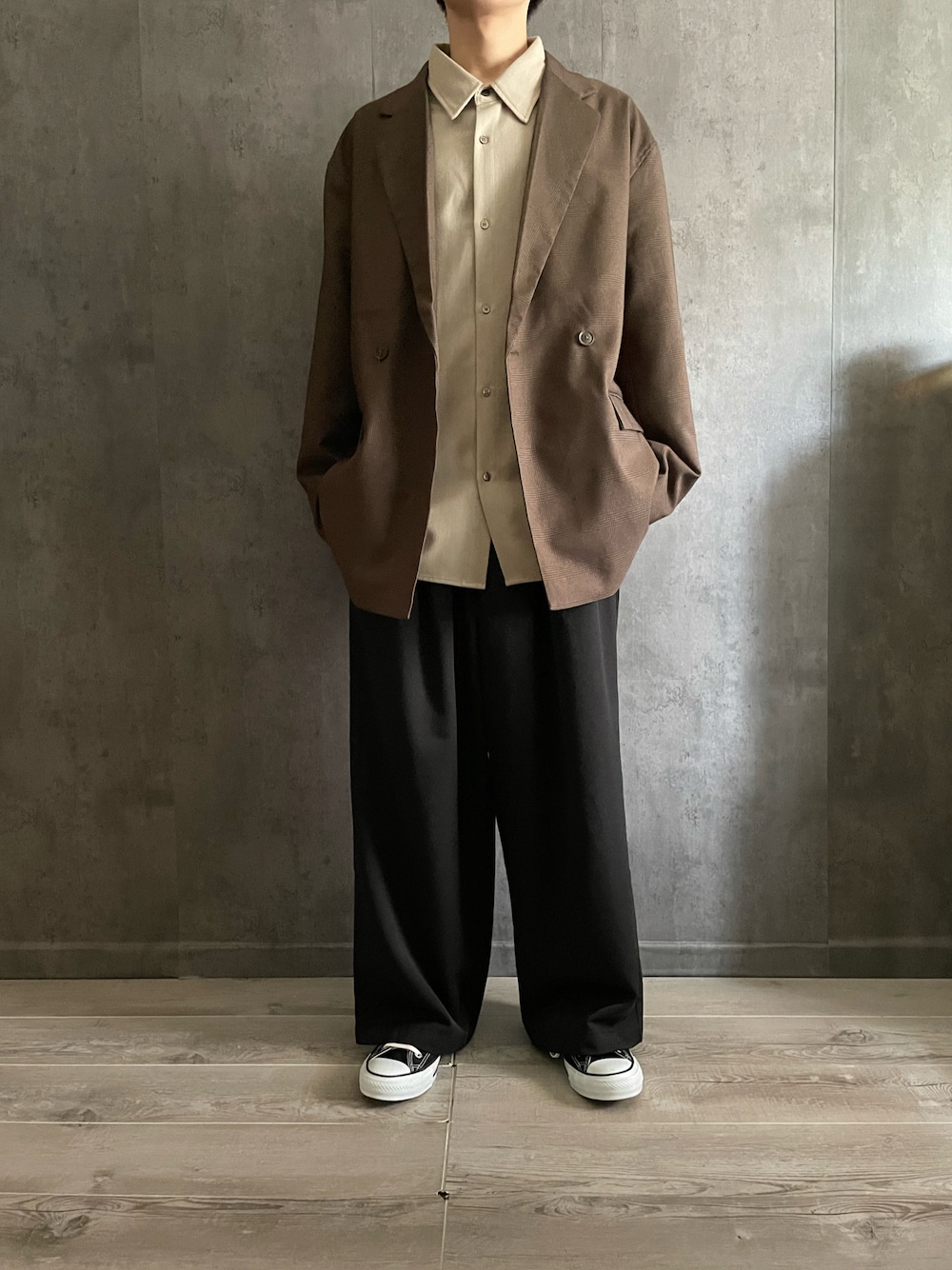 「秋ルック紹介するよ、秋服コーデ、休日コーデ、おしゃれさんと繋がりたい、シンプルスタイル、今日のコーデ、秋、ジャケット、淡色コーデ、カフェ、優しい色コーデ、ブラウン、ベージュ、低身長、低身長男子」｜「CASPER JOHNのAction texture tapered wide slacks/アクションテクスチャーテーパードワイドスラックス（スラックス、ブラック系）」を使った、𝗬𝘂𝘂  🐇さん（メンズ・169cm）の秋コーディネートの1枚目の写真