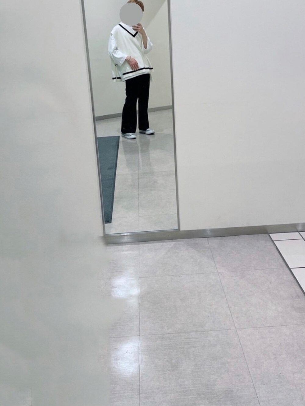 「GUのアイテム（ベスト、ホワイト系）」を使った、𝗬𝘂𝘂  🐇さん（メンズ・169cm）の秋コーディネートの1枚目の写真