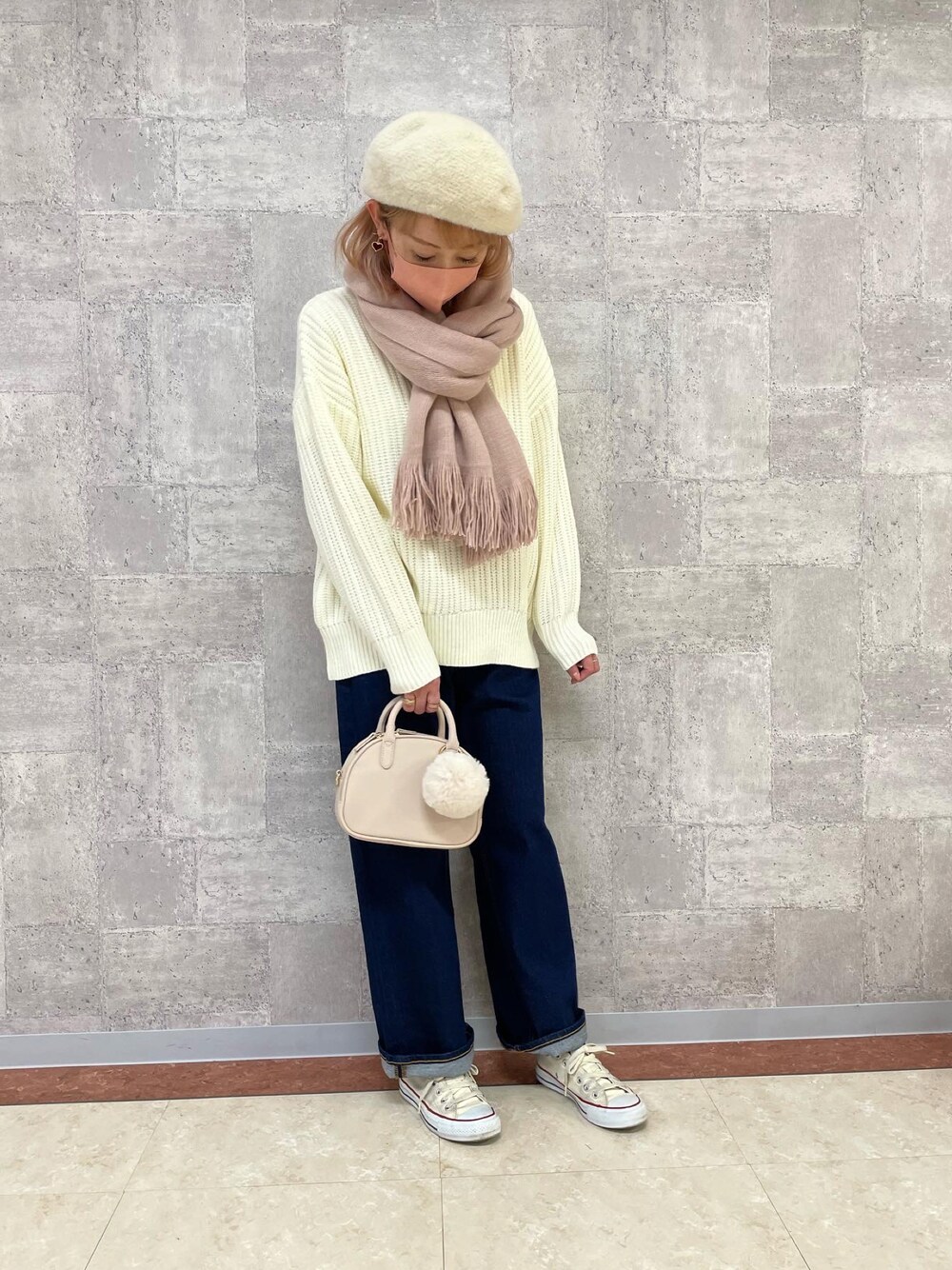 「ニット、ホワイト、ベレー帽、マフラー、冬コーデ、デニムパンツ、ざっくりニット、ミニバッグ、オトナカジュアル、おしゃれさんと繋がりたい、いいね・save・フォローありがとうございます🥰」｜「ikkaのフワフワベレー（ハンチング/ベレー帽、ホワイト系）」を使った、mii♡さん（レディース・160cm）の冬コーディネートの1枚目の写真