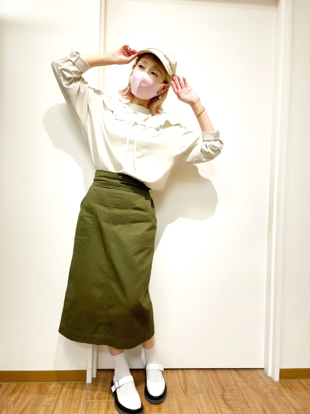 「ミリタリー、秋のコーデ、キャスケット、大人カジュアル、つけ襟、バックプリント、大人ガーリー、おしゃれさんと繋がりたい、Iラインスカート、秋服準備はじめました、いいね・save・フォローありがとうございます🥰、秋トレンド2021」｜「ikkaのDisney プリントロンＴ（トップス、ベージュ系）」を使った、mii♡さん（レディース・160cm）の秋コーディネートの1枚目の写真