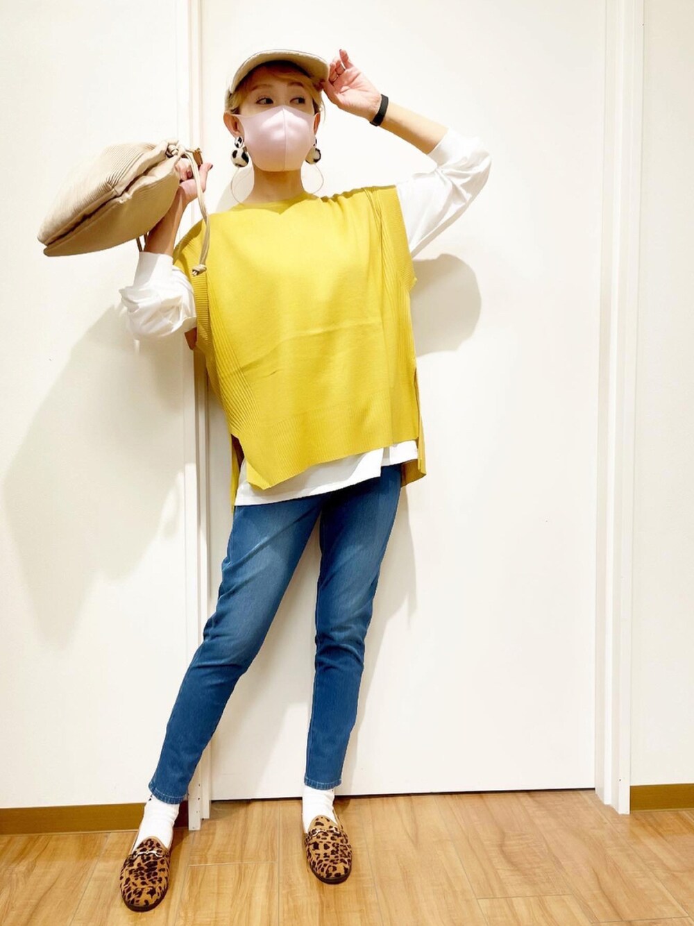 「イエロー、キャップ、ローファー、デニムパンツ、ニットベスト、お出かけコーデ、オトナカジュアル、おしゃれさんと繋がりたい、プリーツバッグ、いいね・save・フォローありがとうございます🥰、秋トレンド2021、秋のコーデ、アンサンブル」｜「ikkaのニットベストアンサンブル21AW（アンサンブル、イエロー系）」を使った、mii♡さん（レディース・160cm）の秋コーディネートの1枚目の写真