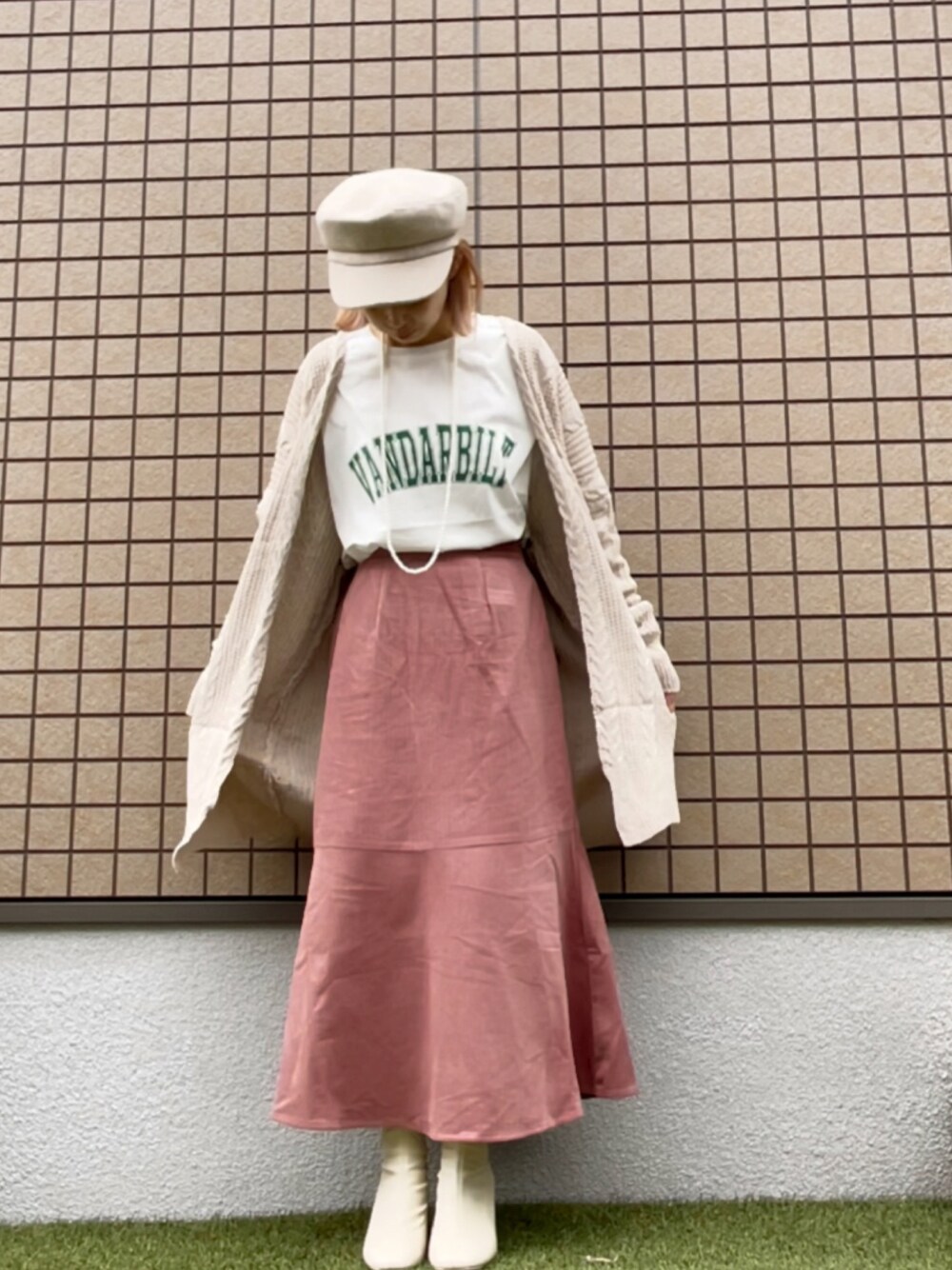 「カーディガン、ブーツ、ロンT、休日コーデ、大人女子、ティアードスカート、カジュアルガーリー、着回しコーデ、オトナカジュアル、おしゃれさんと繋がりたい、オトナ女子、いいね・save・フォローありがとうございます🥰」｜「ikkaのアイテム（キャスケット、ホワイト系）」を使った、mii♡さん（レディース・160cm）の秋コーディネートの1枚目の写真