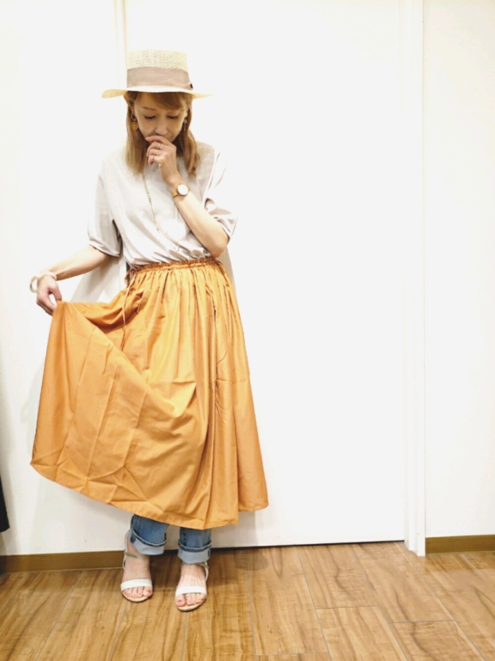 「シンプルコーデ、オトナガーリー、ワンピース、デニムパンツ、サンダル、いいね・save・フォローありがとうございます🥰、おしゃれさんと繋がりたい、オレンジ、オトナカジュアル、レイヤードスタイル」｜「ikkaのダブルベルトサンダル（サンダル、ホワイト系）」を使った、mii♡さん（レディース・160cm）の夏コーディネートの1枚目の写真