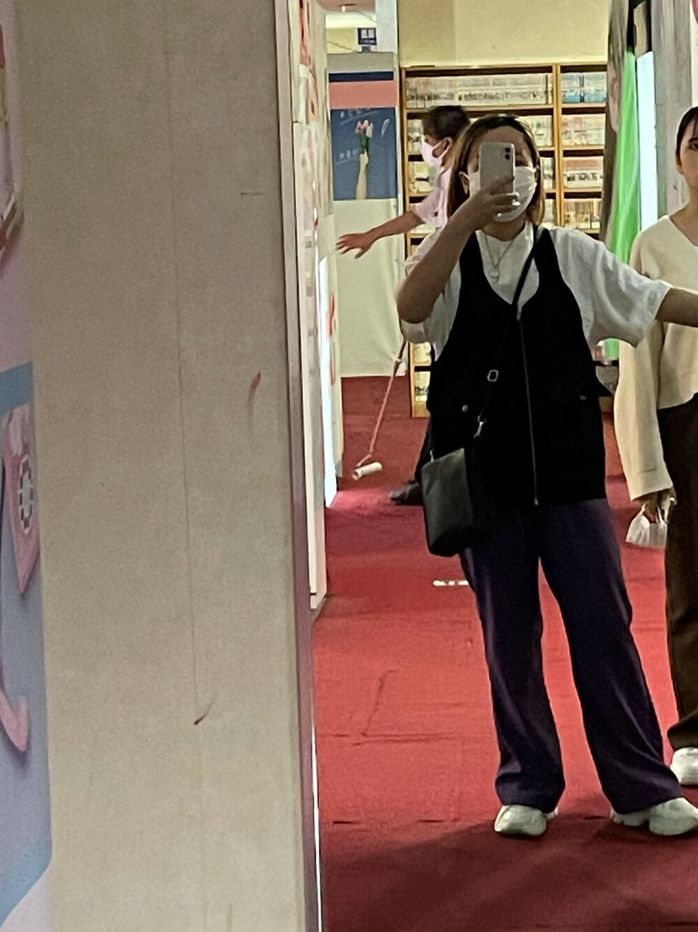 「カラーパンツ」｜「Right-onのアイテム（ジャケット/アウター、ブラック系）」を使った、豚さん（レディース・155cm）の秋コーディネートの1枚目の写真