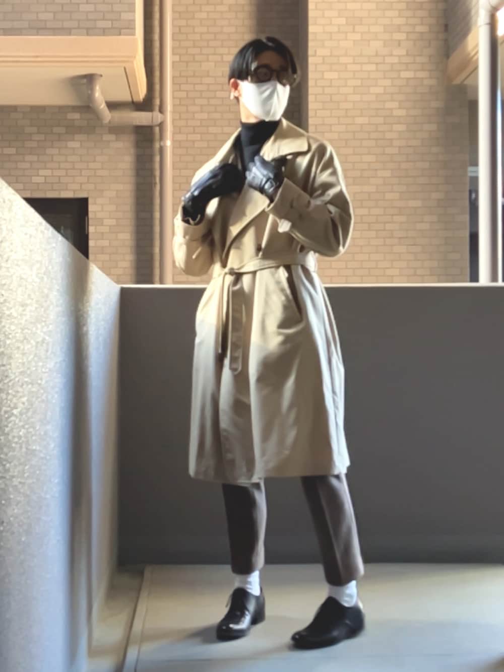 「大人コーデ、メンズファッション、冬コーデ、ロングコート、トレンチコート、グローブ、レザー、クラシック」｜「PADRONEの【PADRONE】外羽根プレーントゥシューズ/PK8686-2003-17C（ドレスシューズ、ブラック系）」を使った、Taku さん（メンズ・183cm）の冬コーディネートの1枚目の写真