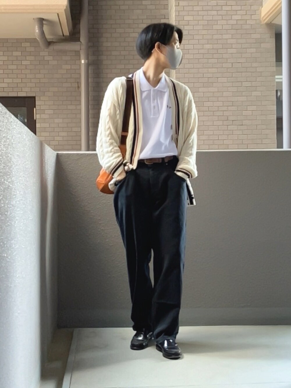 「夏、初夏コーデ、ゆるコーデ、ポロシャツ、デニム、Levi's、ローファー、革靴、シンプルコーデ、カーディガン」｜「Maison KitsuneのPOLO TRICOLOR FOX PATCH（ポロシャツ、ホワイト系）」を使った、Taku さん（メンズ・183cm）の春コーディネートの1枚目の写真