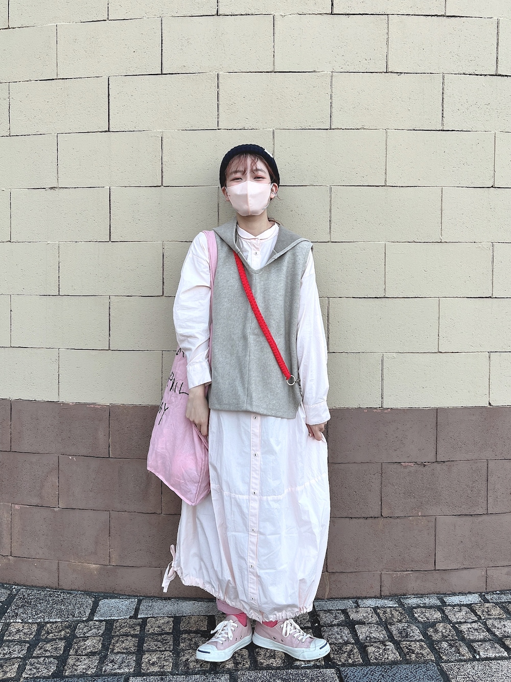 シャツワンピースを使った「ピンクパンツ」の人気ファッション
