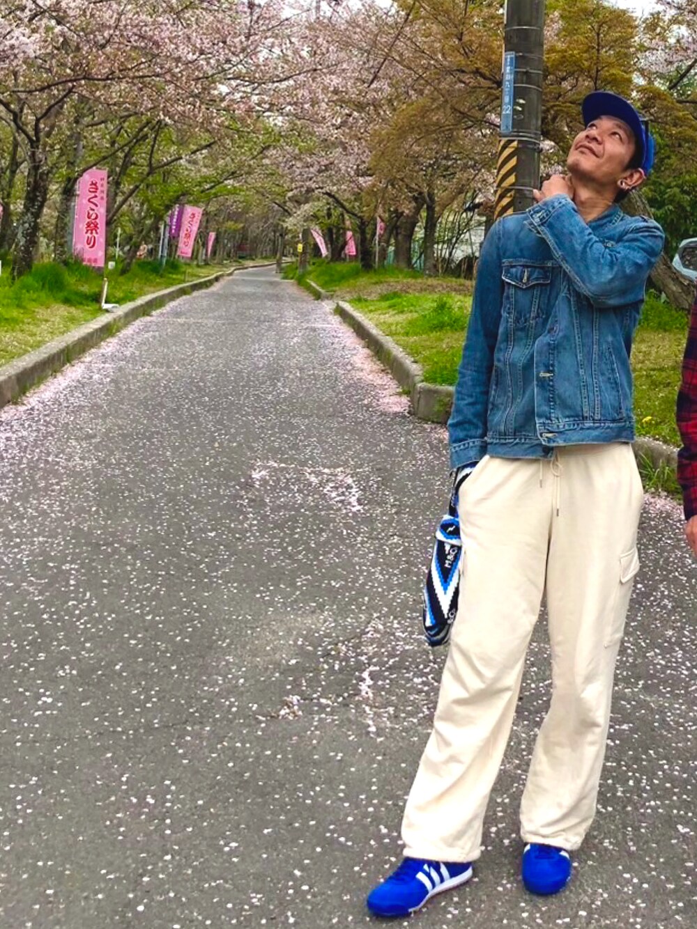 「春めき満開コーデ、カジュアルコーデ、シンプルスタイル、休日コーデ、40代ファッション、古着MIX、アディダス、ギャップ、キャップ、デニムジャケット」｜「ammy.の【 ammy. / エイミードット 】 ストリート フラット バイザー キャップ（キャップ、ブルー系）」を使った、conbukunさん（メンズ・173cm）の春コーディネートの1枚目の写真
