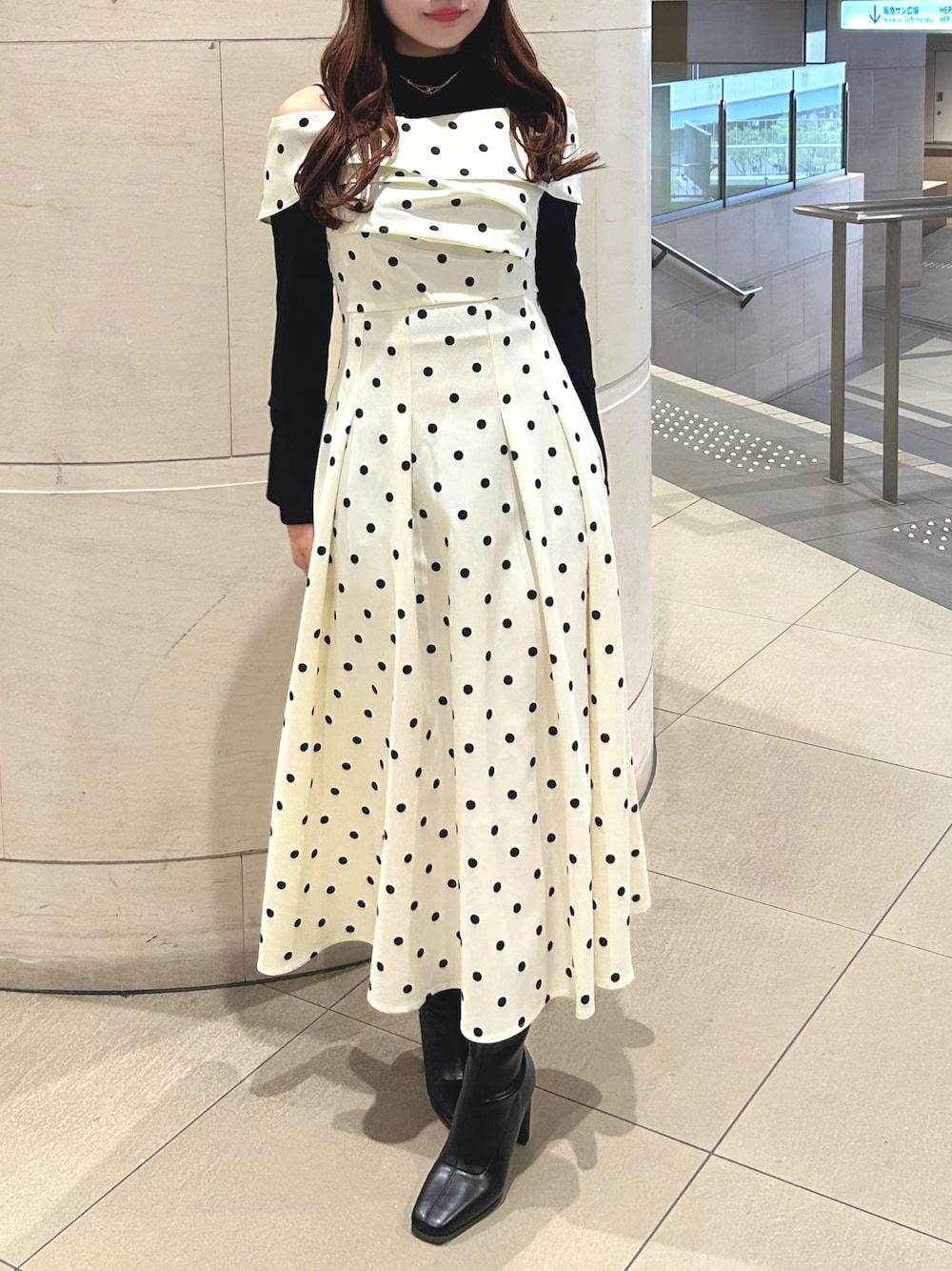 その他のワンピース、ブラック系のブーツを着用したレディースの冬コーディネートの1枚目の写真