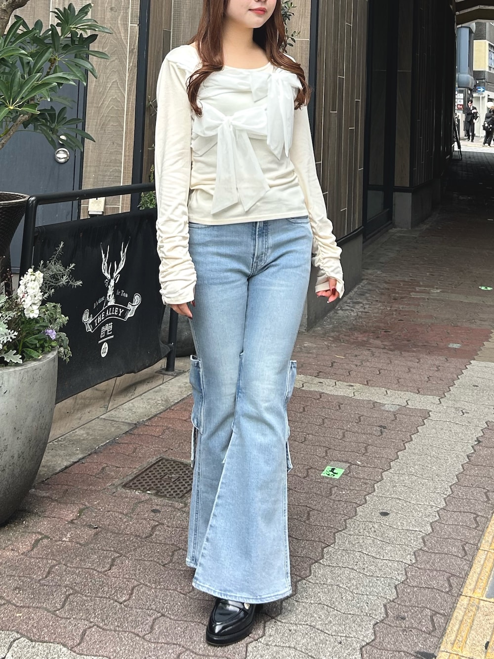 イエロー系のTシャツ/カットソー、ブルー系のデニムパンツ、ブラック系のパンプスを着用したレディースの春コーディネートの1枚目の写真