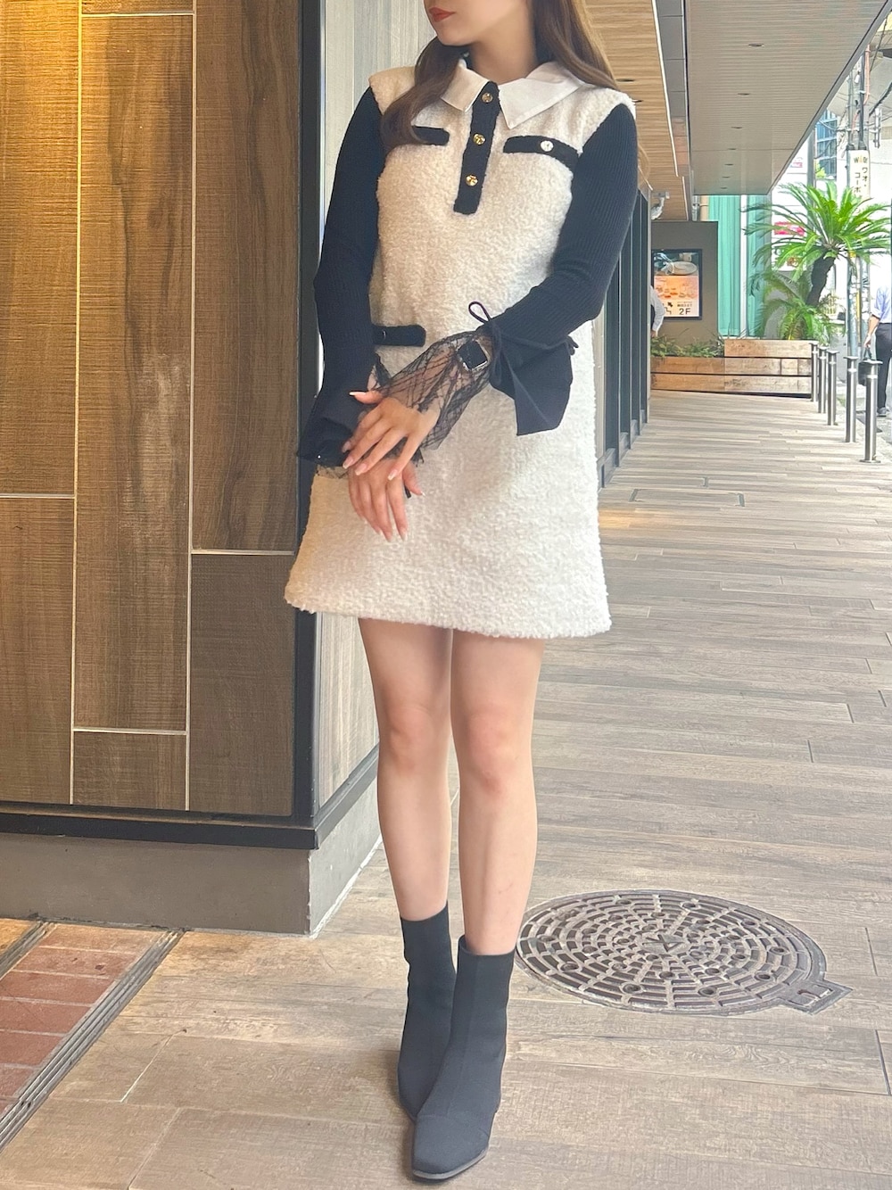 ホワイト系のワンピース、ブラック系のニット/セーター、その他のブーツを着用したレディースの秋コーディネートの1枚目の写真