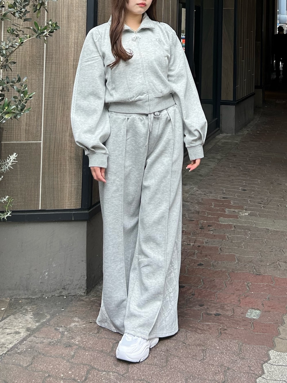 グレー系のスウェットパンツ、グレー系のスウェットを着用したレディースの春コーディネートの1枚目の写真