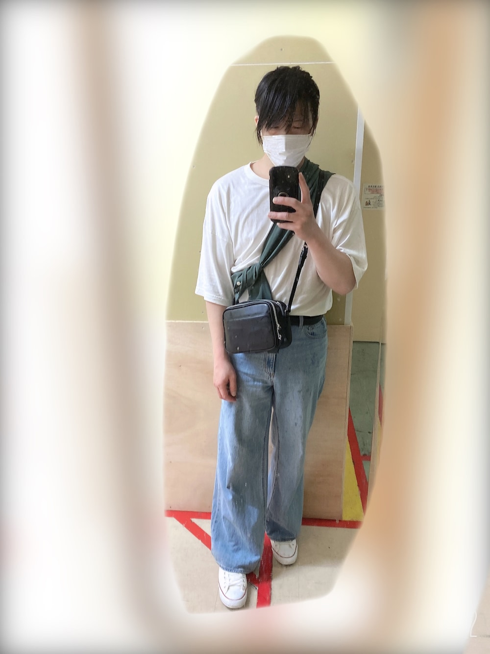 「女装、レディース男子、ジェンダーレス、高身長、たすき掛け、シンプル、シアーシャツ、Tシャツ、セミワイドデニム、コンバース、ショルダーバッグ」｜「GUのアイテム（デニムパンツ、ブルー系）」を使った、Mamiさん（メンズ・175cm）の夏コーディネートの1枚目の写真