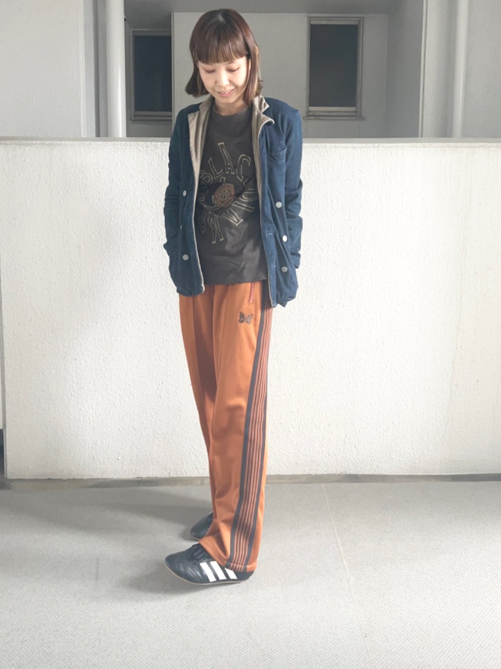 「NEEDLES、KAPITAL、デニムジャケット、PORTER、トラックパンツ」｜「NeedlesのTrack Pant - Poly Smooth（パンツ、オレンジ系）」を使った、naoさん（レディース・159cm）の冬コーディネートの1枚目の写真